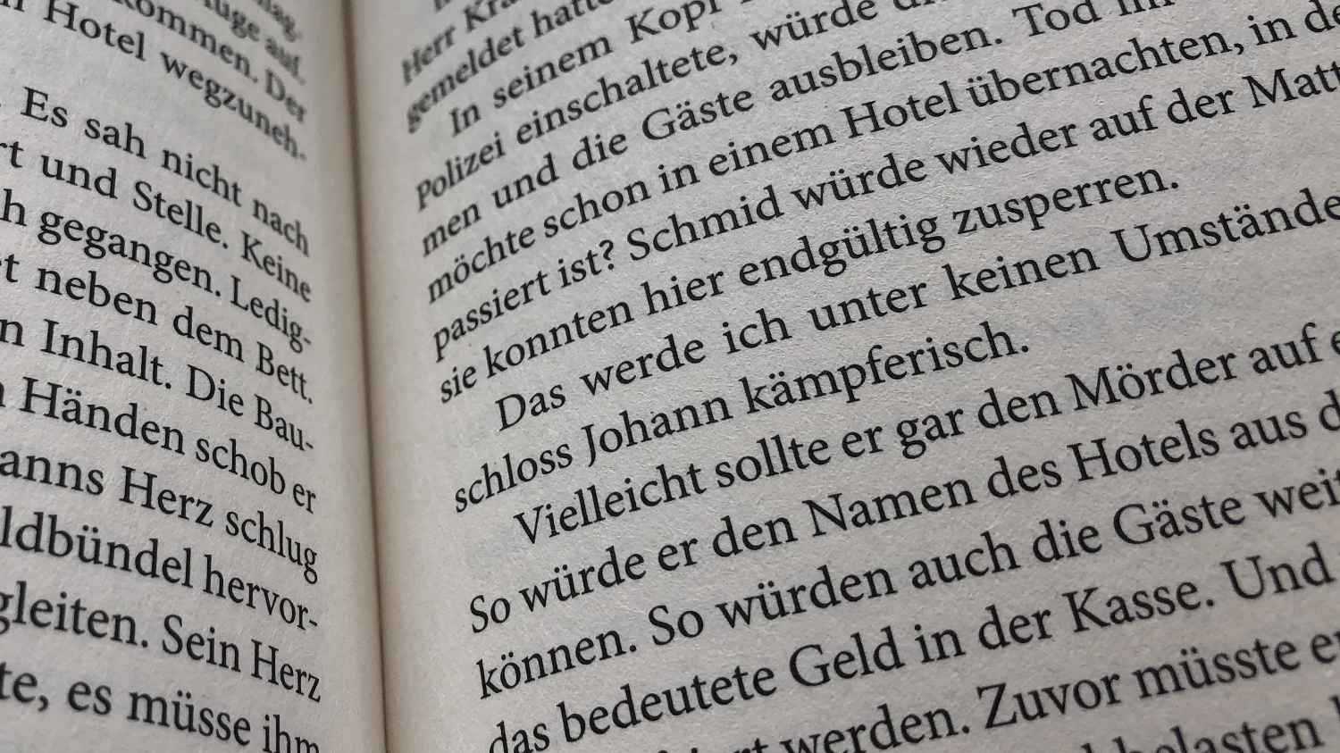 Hintergrund der Website ipkoehle.de. Seiten eines Buches mit Buchstaben.
